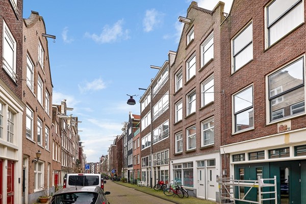 Dubbele bovenwoning met twee volledig ingerichte studio's in de Jordaan.